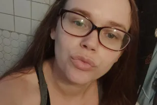 thick thighs and green eyes 😍 - Image 2