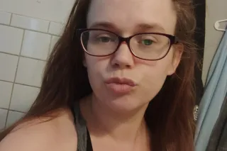 thick thighs and green eyes 😍 - Image 3