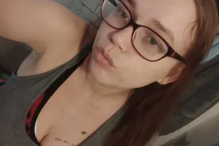 thick thighs and green eyes 😍 - Image 4